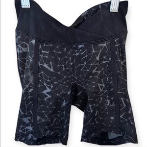 EUC Lululemon athletica Black and Gray Patterned Bike Shorts